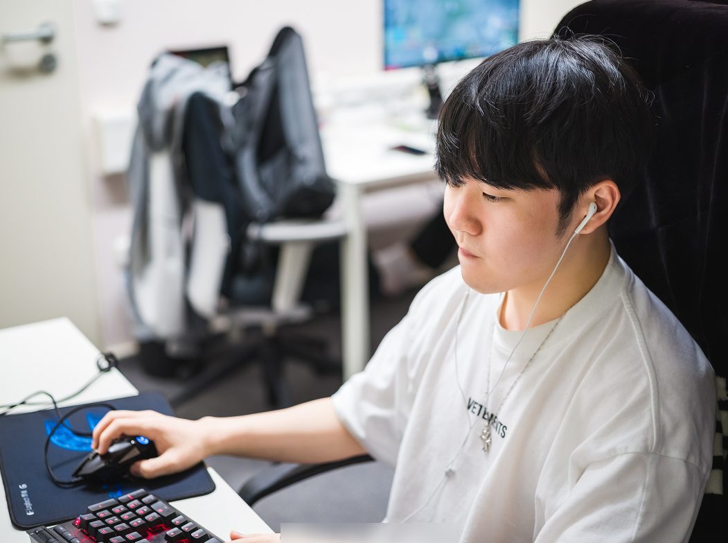 Rookie遭遇三持续失利，TL教练压力巨大！观众掌声雷动的简单介绍