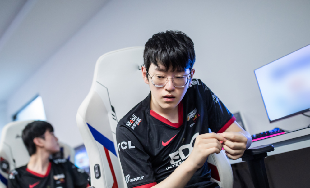 Rookie爆冷击败老鹰，高光表现引爆全场！的简单介绍