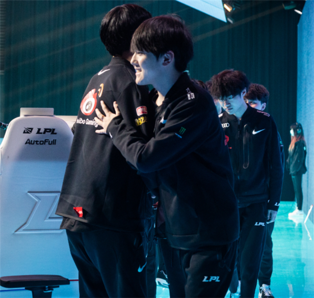 TheShy回归赛场，高光表现首场状态亮眼，拜仁观众沸腾！的简单介绍